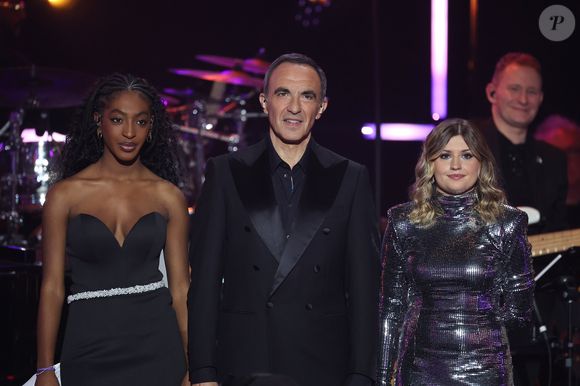 Ebony et Marine avec Nikos Aliagas lors du prime 15 de la "Star Academy 2024". Photo de JP Pariente/Sipa pour TF1.