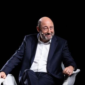 Exclusif - Kad Merad lors de l'enregistrement de l'émission "La chanson secrète N°14", présentée par Nikos Aliagas et diffusée le 26 décembre sur TF1, à Paris le 9 décembre 2025. © Jacovides-Moreau/Bestimage
