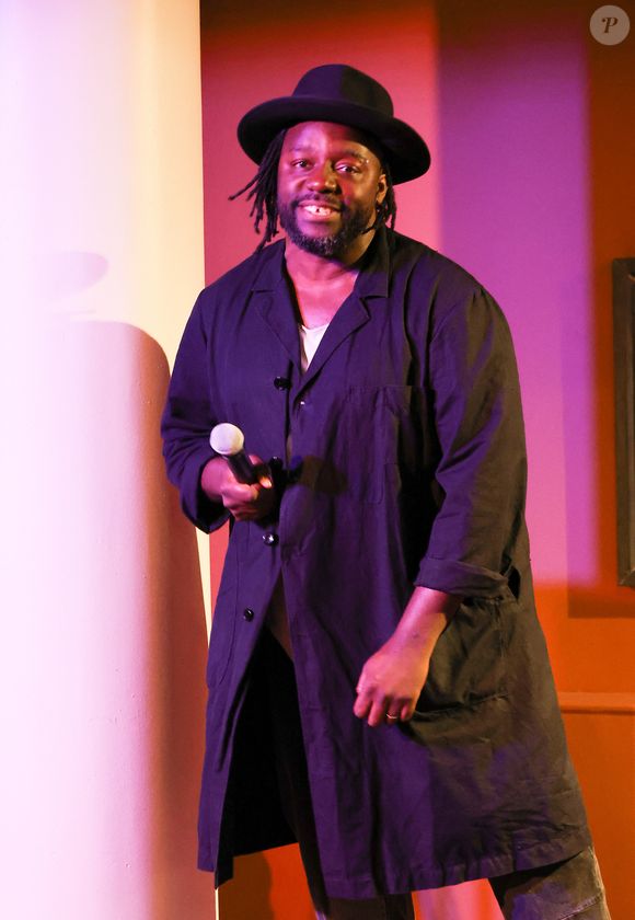 Sly Johnson était membre du groupe de rap Saïan Supa Crew.

Exclusif - Sly Johnson (mari de M. May) - Cérémonie de remise de l’insigne de Chevalière des Arts et des Lettres de Mathilda May au théâtre du Rond-Point à Paris le 4 avril 2024 © Guirec Coadic / Bestimage