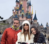 au restaurant, à la maison, à Disneyland Paris... 

Malika Ménard avec son mari Karim et sa fille sur Instagram