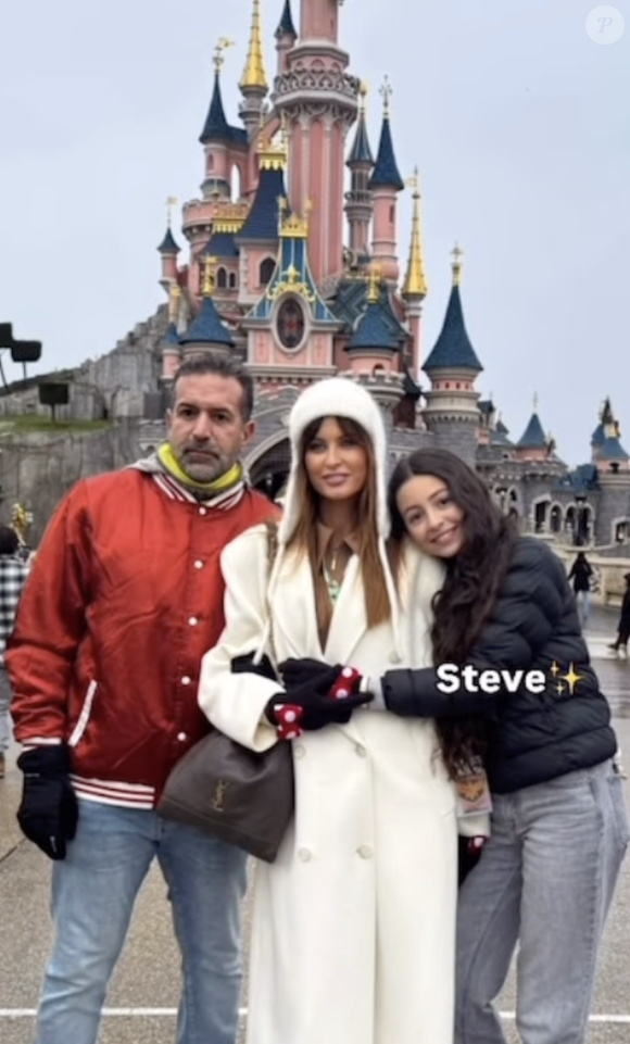 au restaurant, à la maison, à Disneyland Paris... 

Malika Ménard avec son mari Karim et sa fille sur Instagram