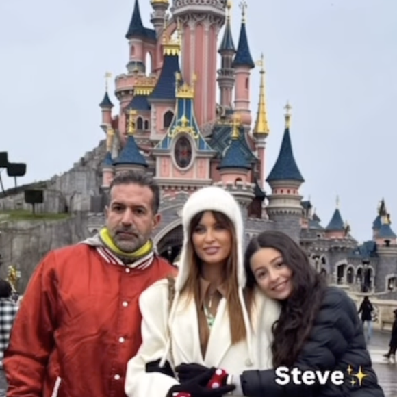 au restaurant, à la maison, à Disneyland Paris... 

Malika Ménard avec son mari Karim et sa fille sur Instagram