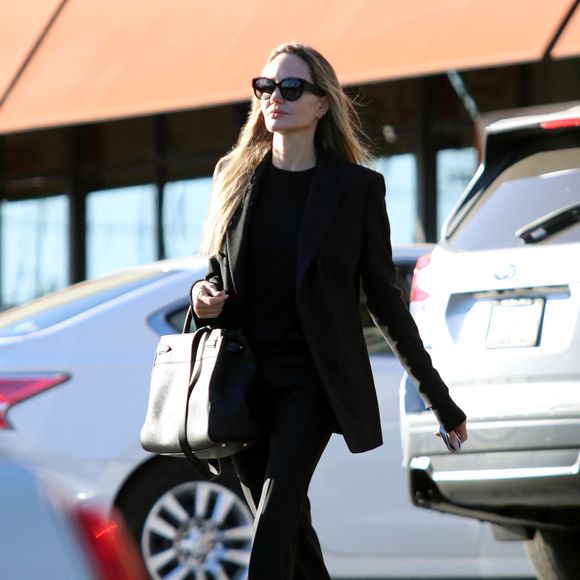 Exclusif : Angelina Jolie est de retour aux Etats-Unis pour la première fois après avoir passé du temps avec Akala à Londres. L'actrice américaine et le rappeur britannique auraient passé plusieurs jours ensemble à l'étranger.