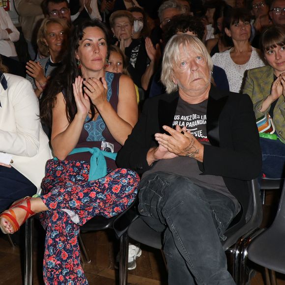 Le chanteur Renaud (Renaud Séchan) et sa femme Cerise - Les amis musiciens de Renaud ont donné un concert à la Mairie du 13ème à Paris le 5 septembre 2024© Coadic Guirec/Bestimage