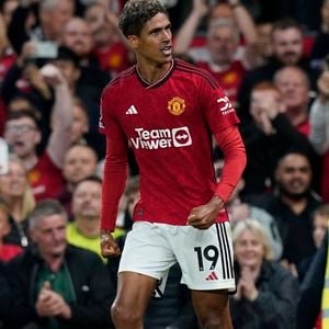 Le 14 août 2023, à Old Trafford, Raphaël Varane, défenseur de Manchester United, applaudit les supporters après avoir inscrit le but de la victoire lors d'un match de Premier League face à Wolverhampton. © Imago / Panoramic / Bestimage