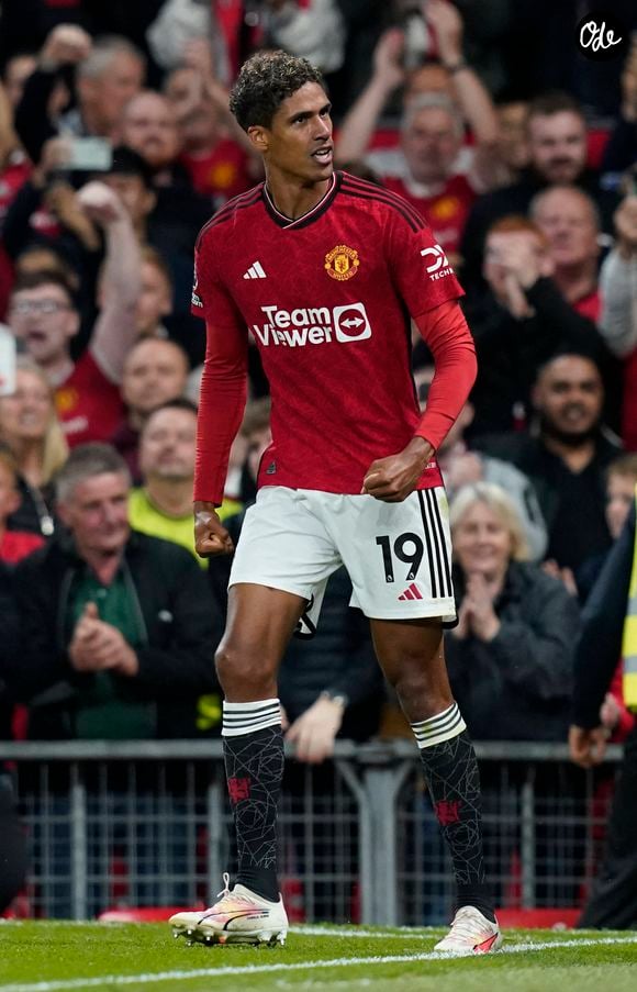 Le 14 août 2023, à Old Trafford, Raphaël Varane, défenseur de Manchester United, applaudit les supporters après avoir inscrit le but de la victoire lors d'un match de Premier League face à Wolverhampton. © Imago / Panoramic / Bestimage
