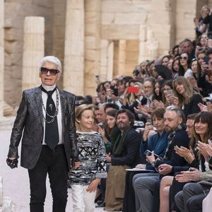 Karl Lagerfeld et son filleul Hudson Kroenig lors du premier défilé de mode "Chanel Cruise" au Grand Palais à Paris, le 3 mai 2017.

© Olivier Borde / Bestimage