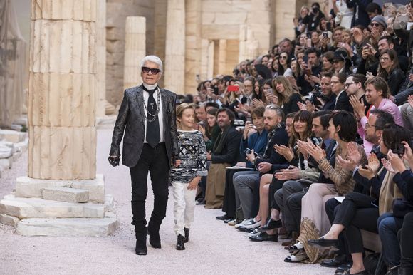 Karl Lagerfeld et son filleul Hudson Kroenig lors du premier défilé de mode "Chanel Cruise" au Grand Palais à Paris, le 3 mai 2017.

© Olivier Borde / Bestimage