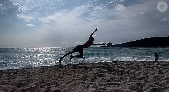 Thierry Neuvic a partagé des photos de son fils Joseph, dont la maman est Jenifer, lors de leurs vacances. Instagram le 21 août 2025.