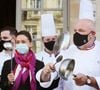 Cette dernière a bien changé !

Dominique Etchebest se joint à son mari Philippe Etchebest pour manifester contre les mesures de restrictions liées au coronavirus (COVID-19) devant leur restaurant à Bordeaux les 2 et 9 octobre 2020.