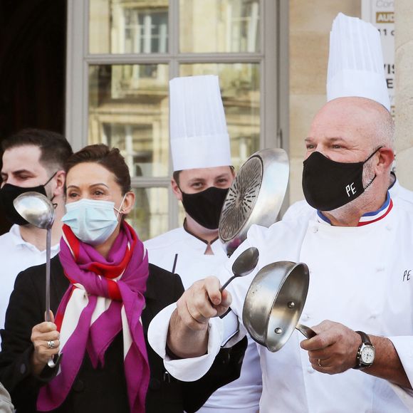 Cette dernière a bien changé !

Dominique Etchebest se joint à son mari Philippe Etchebest pour manifester contre les mesures de restrictions liées au coronavirus (COVID-19) devant leur restaurant à Bordeaux les 2 et 9 octobre 2020.