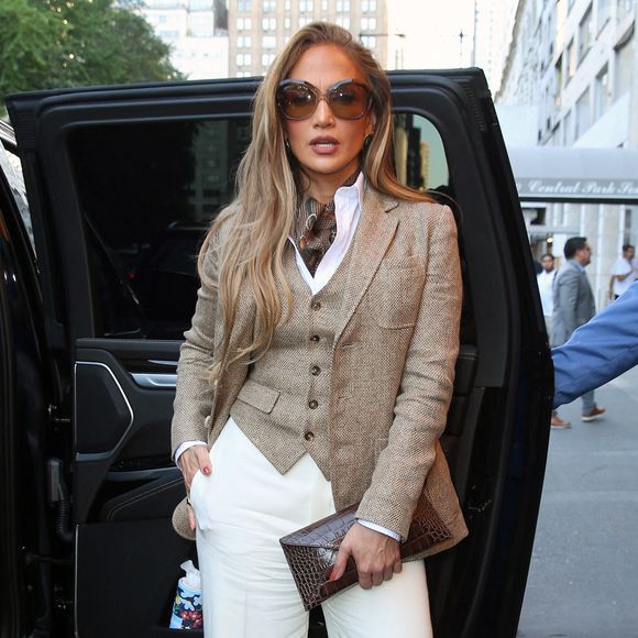 Jennifer Lopez est éblouissante en Ralph Lauren après son press junket pour Kiss of the Spider-Woman au Park Lane Hotel à New York City, NY, USA le 5 octobre 2025. Photo by Christopher Peterson / Splash News / ABACAPRESS.COM