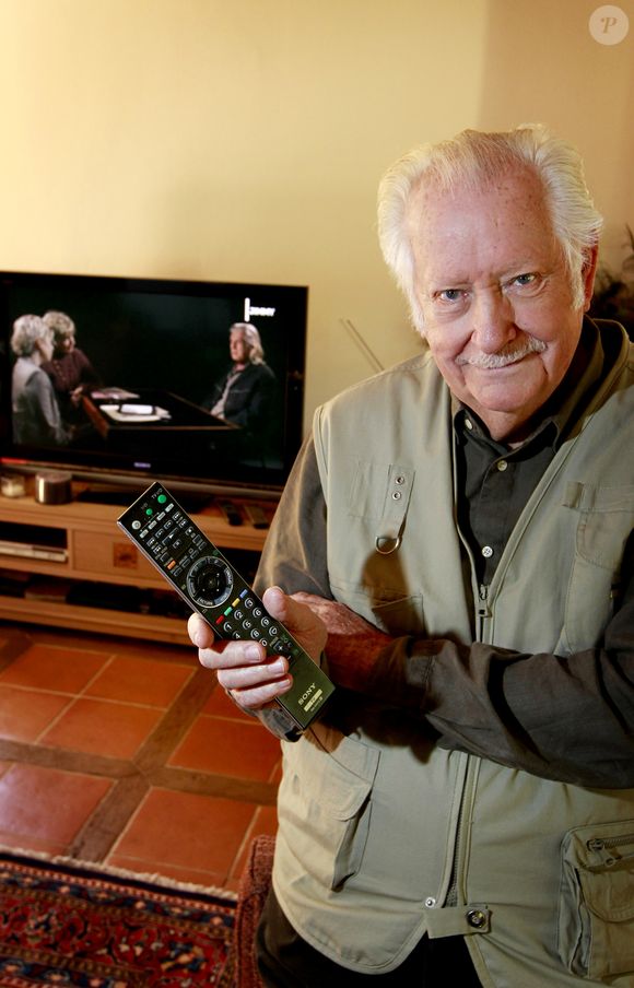 Pierre Bellemare pose dans sa maison de campagne près de Bergerac, Dordogne, France, le 22 octobre 2011. A l'occasion de la sortie des mémoires de Pierre Bellemare. Il pose avec sa collection d'objets insolites et sa famille de 6 paons. © Patrick Bernard/Bestimage