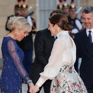 Brigitte Macron et la reine Mary rivalisaient d'élégance dans leurs sublimes tenues 
Accueil de leurs Majestés le roi Frederik et la reine Mary de Danemark par le président de la République française Emmanuel Macron et de sa femme la Première Dame française Brigitte Macron pour le dîner d’Etat, dans la cour d'Honneur du palais présidentiel de l’Elysée, à Paris, France, le 31 mars 2025, pour une visite d'État de trois jours. © Cyril Moreau/Bestimage