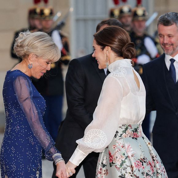 Brigitte Macron et la reine Mary rivalisaient d'élégance dans leurs sublimes tenues 
Accueil de leurs Majestés le roi Frederik et la reine Mary de Danemark par le président de la République française Emmanuel Macron et de sa femme la Première Dame française Brigitte Macron pour le dîner d’Etat, dans la cour d'Honneur du palais présidentiel de l’Elysée, à Paris, France, le 31 mars 2025, pour une visite d'État de trois jours. © Cyril Moreau/Bestimage