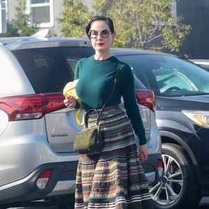 Los Angeles, CA Dita Von Teese a été aperçue en train de faire ses courses à Lazy Acres à Los Angeles à l'occasion d'Halloween, troquant ses habituels ensembles glamour pour un élégant look de jour. L'icône du burlesque portait un pull sarcelle associé à une jupe midi à motifs, des mocassins et des lunettes de soleil surdimensionnées, mêlant sans effort charme vintage et sophistication décontractée. 31/10/2025
Sur la photo : Dita Von Teese