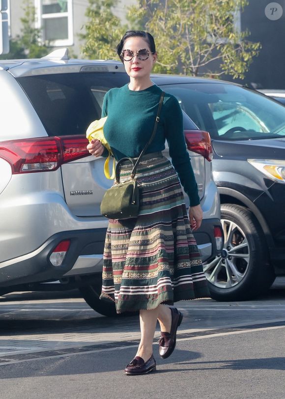 Los Angeles, CA Dita Von Teese a été aperçue en train de faire ses courses à Lazy Acres à Los Angeles à l'occasion d'Halloween, troquant ses habituels ensembles glamour pour un élégant look de jour. L'icône du burlesque portait un pull sarcelle associé à une jupe midi à motifs, des mocassins et des lunettes de soleil surdimensionnées, mêlant sans effort charme vintage et sophistication décontractée. 31/10/2025



Sur la photo : Dita Von Teese