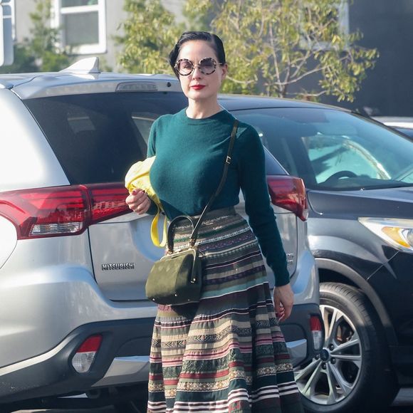 Los Angeles, CA Dita Von Teese a été aperçue en train de faire ses courses à Lazy Acres à Los Angeles à l'occasion d'Halloween, troquant ses habituels ensembles glamour pour un élégant look de jour. L'icône du burlesque portait un pull sarcelle associé à une jupe midi à motifs, des mocassins et des lunettes de soleil surdimensionnées, mêlant sans effort charme vintage et sophistication décontractée. 31/10/2025



Sur la photo : Dita Von Teese