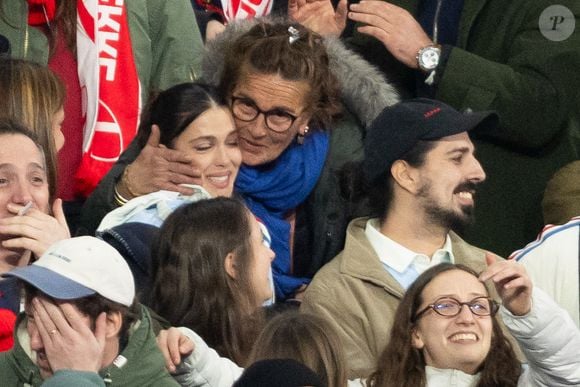 Exclusif - Iris Mittenaere, Marie-Pierre Galès, mère de A.Dupont lors du match de rugby du Tournoi des Six Nations France contre Angleterre au Stade de France à Saint-Denis le 14 mars 2026. © AGENCE / BESTIMAGE