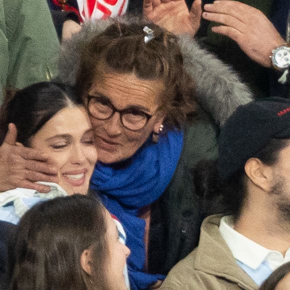Exclusif - Iris Mittenaere, Marie-Pierre Galès, mère de A.Dupont lors du match de rugby du Tournoi des Six Nations France contre Angleterre au Stade de France à Saint-Denis le 14 mars 2026. © AGENCE / BESTIMAGE