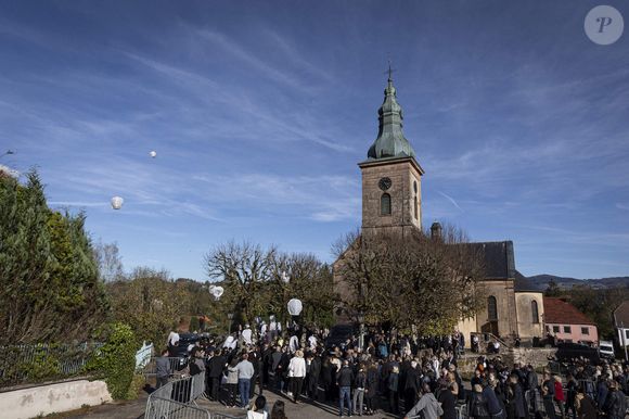 Obsèques de Lina, l'adolescente de 15 ans disparue le 23 septembre 2023, en l'Eglise Saint-Arnould de Plaine, le 25 octobre 2024. L
© Elyxandro Cegarra / Panoramic / Bestimage