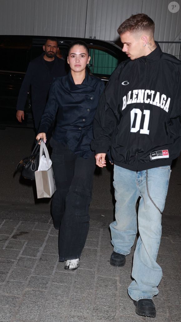 La raison viendrait de la nouvelle compagne de Romeo, la DJ britannique Kim Turnbull

Exclusif  - Romeo Beckham et Kim Turnbull à Paris. Backgrid USA / Bestimage