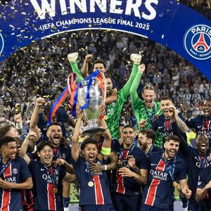 Marquinhos soulève la coupe aux grandes oreilles avec ses coéquipiers Nuno Mendez, Willian pacho, Fabian Ruiz, Gianluigi Donnaruma,  Désiré Doué, Achraf Hakiml, Vitinha, Joao Neves, Khvicha Kvaratskhelia, Ousmane Dembélé, Presnel Kimpembe, Lucas Beraldo, Matvei Safonov, Kang-In Lee - Le PSG remporte la Ligue Des Champions 2025, pour la première fois de son histoire, face à l'Inter Milan (5-0) à l'Allianz Arena de Munich, le 31 mai 2025. © Cyril Moreau/Bestimage