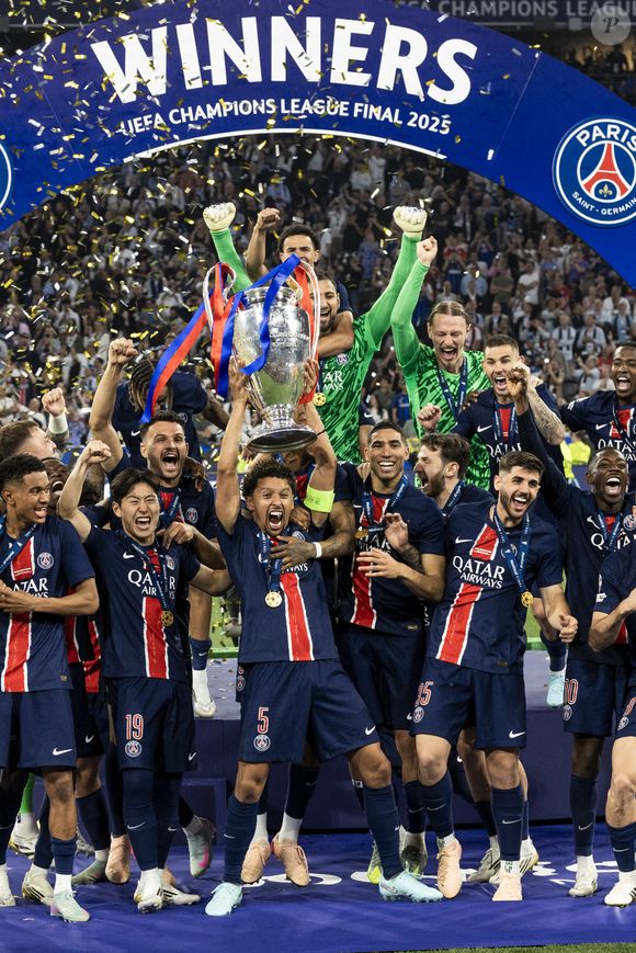 Marquinhos soulève la coupe aux grandes oreilles avec ses coéquipiers Nuno Mendez, Willian pacho, Fabian Ruiz, Gianluigi Donnaruma,  Désiré Doué, Achraf Hakiml, Vitinha, Joao Neves, Khvicha Kvaratskhelia, Ousmane Dembélé, Presnel Kimpembe, Lucas Beraldo, Matvei Safonov, Kang-In Lee - Le PSG remporte la Ligue Des Champions 2025, pour la première fois de son histoire, face à l'Inter Milan (5-0) à l'Allianz Arena de Munich, le 31 mai 2025. © Cyril Moreau/Bestimage
