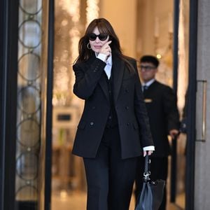 Monica Bellucci à la sortie de son hôtel lors de la Fashion Week de Milan (MLFW), le 25 février 2026.
© Yehiel Chekroune/Bestimage
