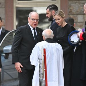 Le prince Albert II de Monaco et la princesse Charlène de Monaco, le père Penzo - Sorties des obsèques de Didier Guillaume (ancien ministre de l'Agriculture entre 2018 et 2020 et ancien Ministre d'Etat de Monaco 2024–2025)  en la cathédrale Notre-Dame-Immaculée de Monaco le 23 janvier 2025. © Bruno Bebert/Bestimage