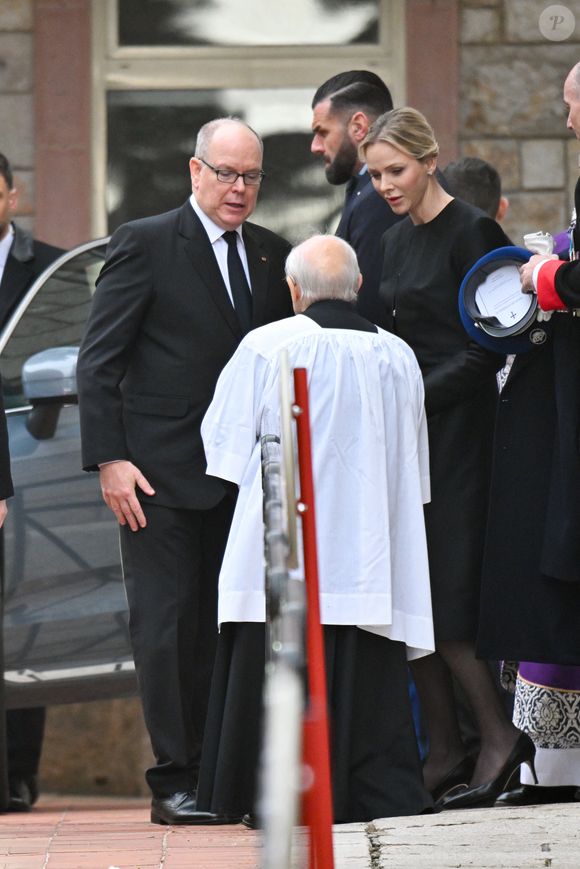 Le prince Albert II de Monaco et la princesse Charlène de Monaco, le père Penzo - Sorties des obsèques de Didier Guillaume (ancien ministre de l'Agriculture entre 2018 et 2020 et ancien Ministre d'Etat de Monaco 2024–2025)  en la cathédrale Notre-Dame-Immaculée de Monaco le 23 janvier 2025. © Bruno Bebert/Bestimage
