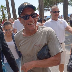 Jean-Claude Van Damme sur la plage lors du 71e Festival de Cannes, à Cannes, en France, le 19 mai 2018. Photo de Julien Reynaud/APS-Medias/ABACAPRESS.COM