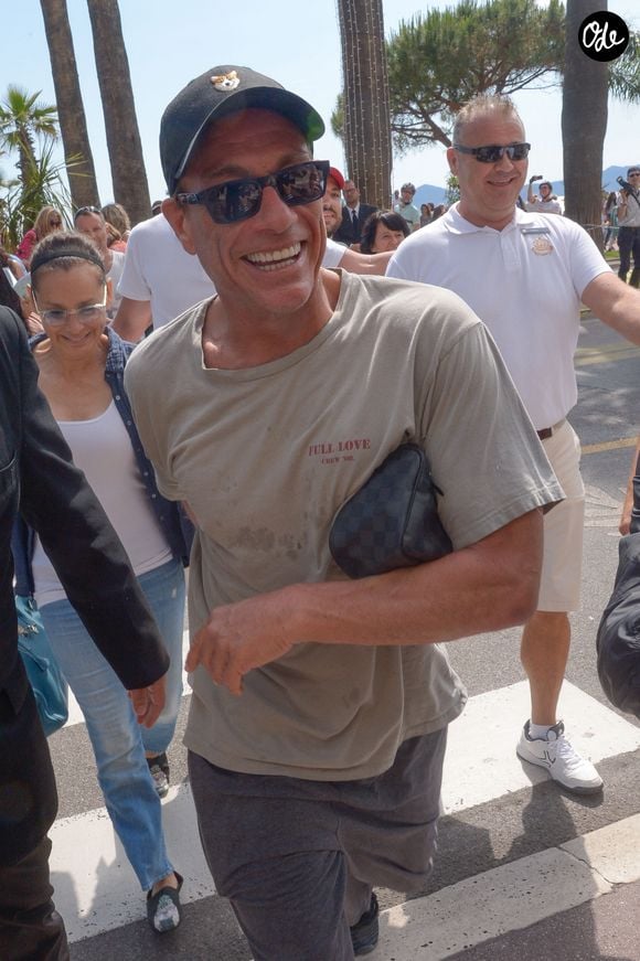 Jean-Claude Van Damme sur la plage lors du 71e Festival de Cannes, à Cannes, en France, le 19 mai 2018. Photo de Julien Reynaud/APS-Medias/ABACAPRESS.COM