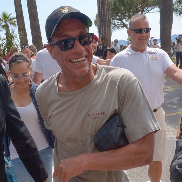 Jean-Claude Van Damme sur la plage lors du 71e Festival de Cannes, à Cannes, en France, le 19 mai 2018. Photo de Julien Reynaud/APS-Medias/ABACAPRESS.COM