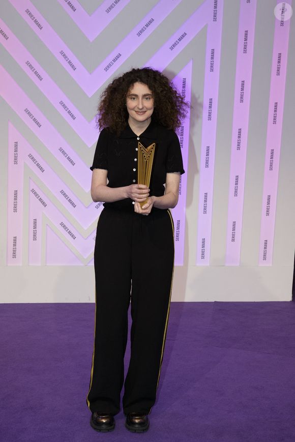 Elsa Guedj, Prix d’interprétation féminine dans Le Sens des choses au photocall de la cérémonie de clôture du festival Series Mania à Lille le 28 mars 2025.
© Stéphane Vansteenkiste / Bestimage