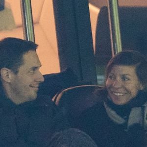 Afin de rendre ce long séjour à l'étranger possible, son épouse Julia Marsaud s'est mise en "pause professionnelle". Elle occupait pourtant un poste à responsabilités...

Grand Corps Malade et sa femme Julia Marsaud dans les tribunes lors du match de championnat de Ligue 1 Uber Eats opposant le Paris Saint-Germain à l'Olympique Lyonnais au Parc des Princes à Paris le 2 avril 2023. Photo Bestimage
