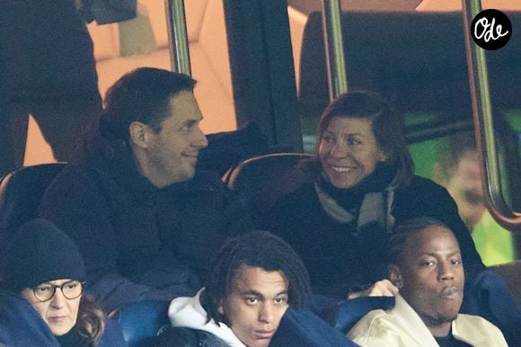 Afin de rendre ce long séjour à l'étranger possible, son épouse Julia Marsaud s'est mise en "pause professionnelle". Elle occupait pourtant un poste à responsabilités...

Grand Corps Malade et sa femme Julia Marsaud dans les tribunes lors du match de championnat de Ligue 1 Uber Eats opposant le Paris Saint-Germain à l'Olympique Lyonnais au Parc des Princes à Paris le 2 avril 2023. Photo Bestimage
