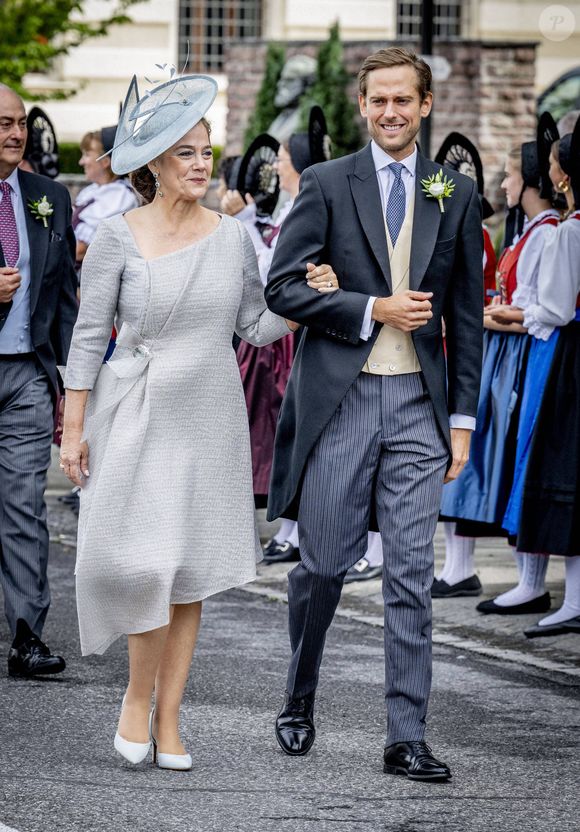 De son côté, le marié a choisi la simplicité en rejoignant la cathédrale à pied, au bras de sa mère, Sofia...

Sofia Maduro Vollmer, Leopoldo Maduro Vollmer, Le mariage de la princesse Marie Caroline de Liechtenstein à la cathédrale Saint-Florin de Vaduz, au Liechtenstein, le 30 août 2025. Dana Press / Bestimage