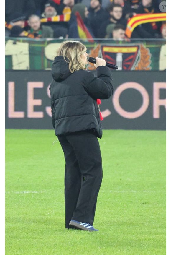 Marine (Star Academy 2024) chante "Les Corons" en hommage à Pierre Bachelet, pour le 20ème anniversaire de sa mort, lors du match de Ligue 1 McDonald's "Lens - Strasbourg (0-2)" au stade Bollaert-Delelis, le 16 février 2025.