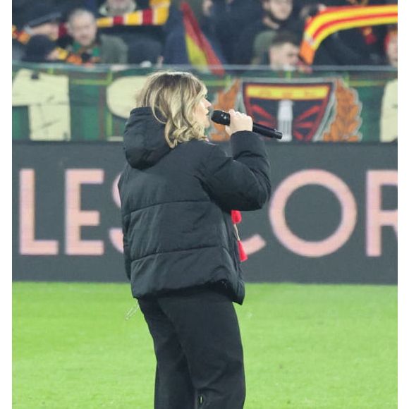 Marine (Star Academy 2024) chante "Les Corons" en hommage à Pierre Bachelet, pour le 20ème anniversaire de sa mort, lors du match de Ligue 1 McDonald's "Lens - Strasbourg (0-2)" au stade Bollaert-Delelis, le 16 février 2025.