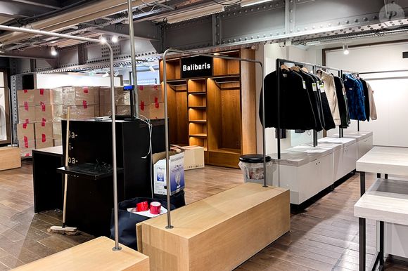 Illustration des rayons vides, au BHV Marais (Bazar de l'Hôtel de Ville) à Paris. Le 20 novembre 2025
Suite à l'arrivée du géant chinois Shein au 6ème étage du Bazar de l'Hôtel de Ville, de nombreuses marques ont décidé de quitter ce grand magasin parisien. A tous les étages du magasin, les allées se désertifient et les rayonnages sont tristement vides.
© Céline Bonnarde / Bestimage