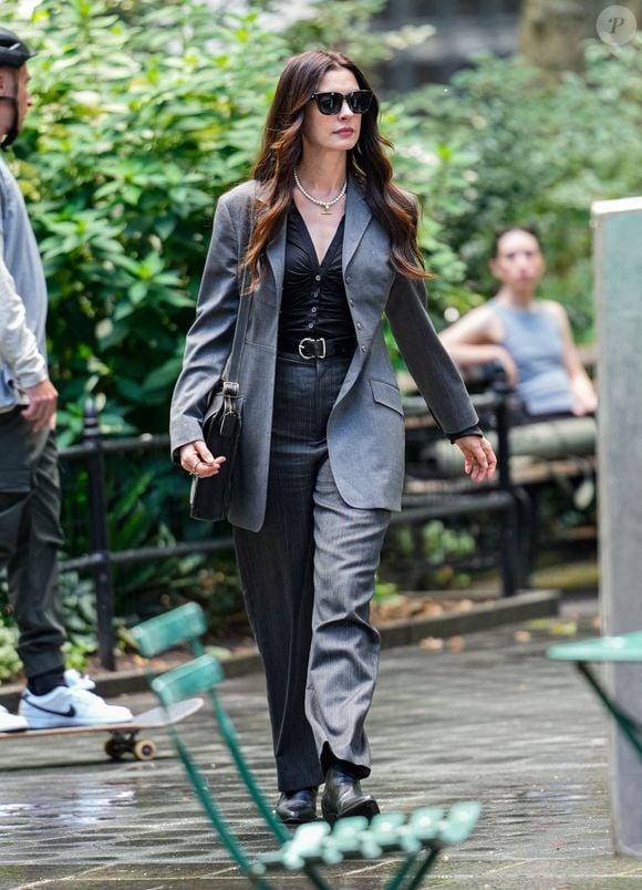 Anne Hathaway sur le tournage du film "Le diable s'habille en Prada 2" à New York le 27 août 2025. © STARMAX / BESTIMAGE