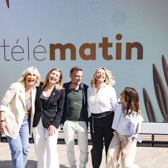 Exclusif - Charlotte Lipinska, Julie Gayet, Mathieu Kassovitz, Flavie Flament et Camille Dahan sur le plateau de l'émission Télématin en marge du 78ème Festival International du Film de Cannes, France, le 22 mai 2025. © Jack Tribeca/Bestimage