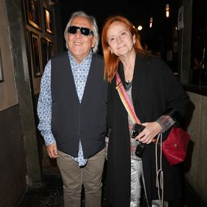 Exclusif - Gilbert Montagné et sa femme Nikole - Claude Lemesle reçoit la cravate des arts et des lettres des mains de G. Davoust lors de son concert au Café de la Gare à l'occasion de son 80ème anniversaire à Paris le 12 octobre 2025. © Coadic Guirec/Bestimage