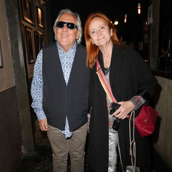 Exclusif - Gilbert Montagné et sa femme Nikole - Claude Lemesle reçoit la cravate des arts et des lettres des mains de G. Davoust lors de son concert au Café de la Gare à l'occasion de son 80ème anniversaire à Paris le 12 octobre 2025. © Coadic Guirec/Bestimage