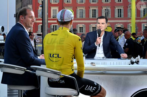 Christian Prudhomme, le directeur du Tour de France, troisième fois par le Slovène Tadej Pogacar, et Laurent Luyat durant l'arrivée historique de la 111eme édition du Tour de France cycliste sur la place Masséna à Nice, le 21 juillet 2024. © Bruno Bebert/Bestimage