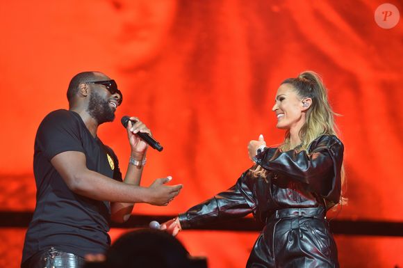 Sur scène, plusieurs artistes se sont succédé aux côtés de Gims, parmi lesquels son frère Dadju, mais aussi Vitaa, venue interpréter le titre "Game Over". 

Maitre Gims et Vitaa en concert au Stade de France à Saint-Denis le 28 septembre 2019. © Giancarlo Gorassini / Bestimage