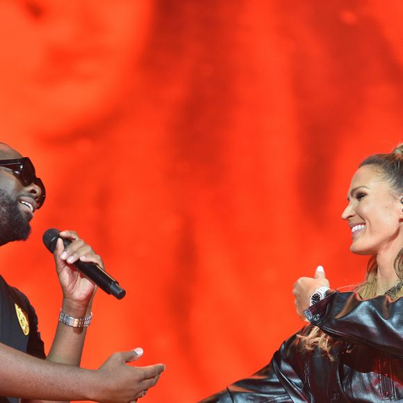 Sur scène, plusieurs artistes se sont succédé aux côtés de Gims, parmi lesquels son frère Dadju, mais aussi Vitaa, venue interpréter le titre "Game Over". 

Maitre Gims et Vitaa en concert au Stade de France à Saint-Denis le 28 septembre 2019. © Giancarlo Gorassini / Bestimage