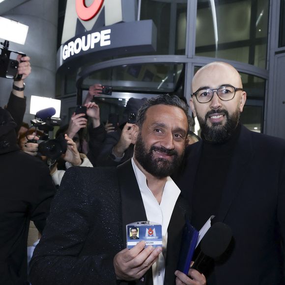 Exclusif - Cyril Hanouna se fait remettre son bagde de collaborateur du Groupe M6 par un des responsables de la sécurité - Les chroniqueurs et les invités quittent la dernière émission "Touche pas à mon poste" (TPMP) en bus pour se rendre devant le siège du groupe M6 à Neuilly-sur-Seine le 27 février 2025. © Jack Tribeca/Bestimage