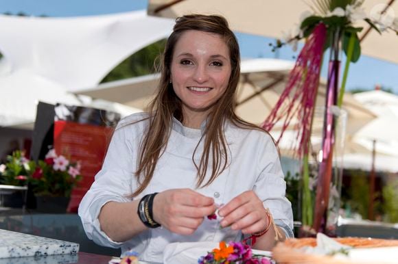 Elle a partagé une vidéo émouvante avec son nouveau-né dans les bras.

Noemie Honiat, de l'émission 'Top Chef' sur M6, fait une démonstration de cuisine lors du 15ème Open de Tennis GDF SUEZ à Cagnes sur Mer, France, le 10 mai 2012. Photo by Patrice Masante/ABACAPRESS.COM